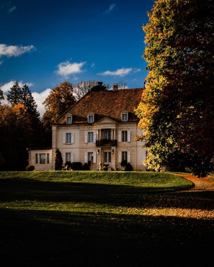 Appartement Douces Heures Avec Parking Couvert Prive Le Locle Exteriör bild