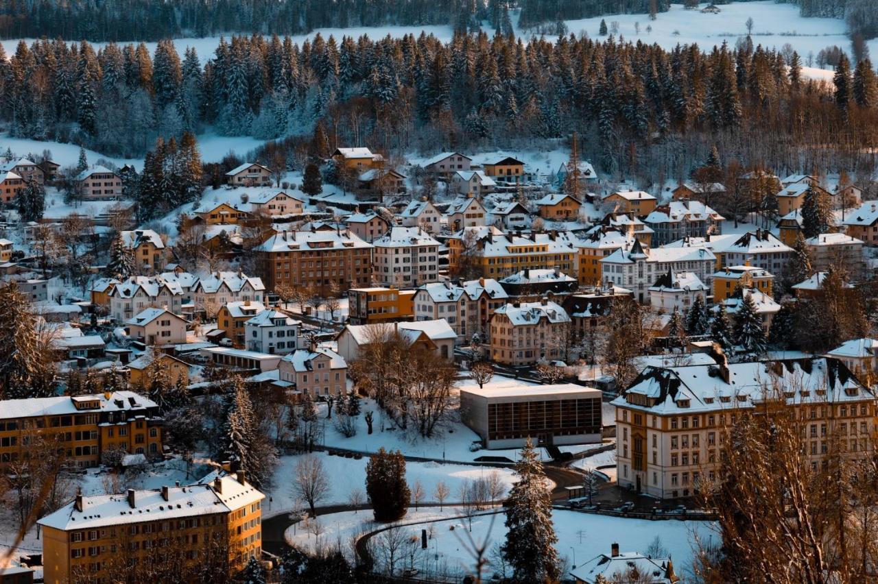 Appartement Douces Heures Avec Parking Couvert Prive Le Locle Exteriör bild